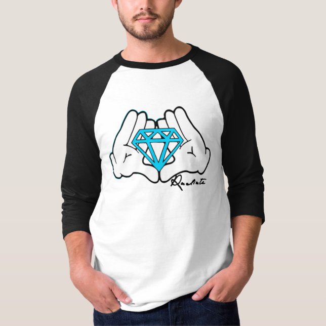 Hände, die DiamantRaglan halten T-Shirt (Vorderseite)