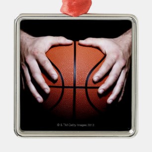Hände, die einen Basketball halten Silbernes Ornament