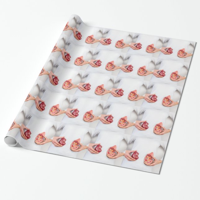 Hände, die Modell des menschlichen Nierenorgans am Geschenkpapier (Ungerollt)
