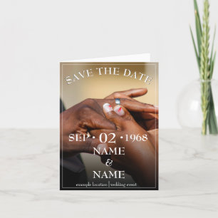 Hände eines Ehepaares mit Ring Ankündigung