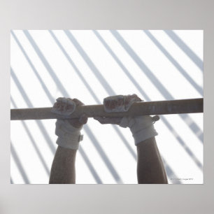 Hände eines männlichen Gymnast, der ein Poster