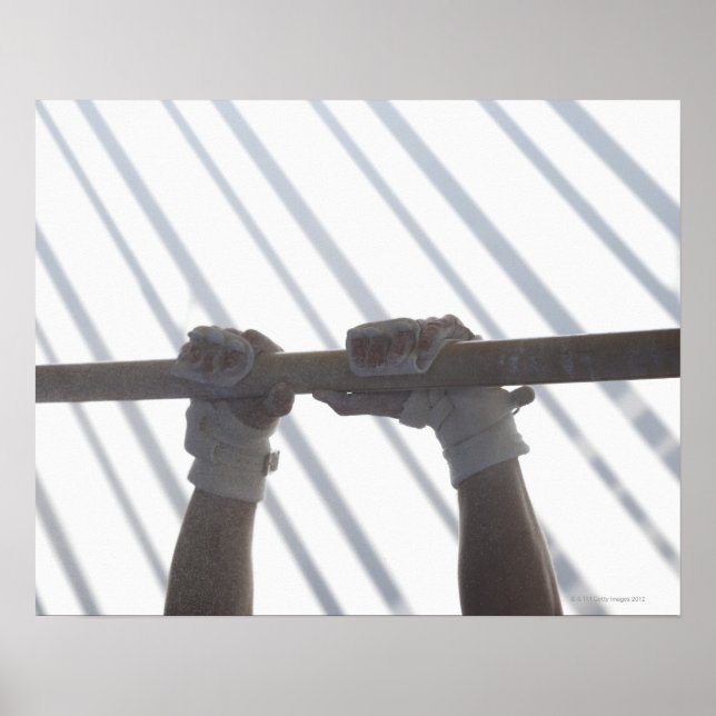 Hände eines männlichen Turniers, der waagerecht gr Poster (Vorne)