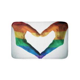 Hände gemalt als Regenbogen-Herz Badematte