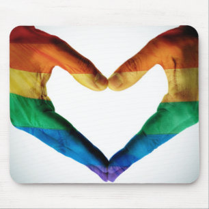 Hände gemalt als Regenbogen-Herz Mousepad