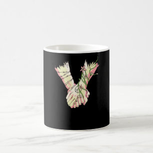 Hände halten kaffeetasse