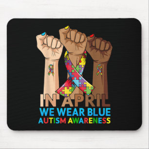 Hände im April tragen wir blaues Autismus-Bewussts Mousepad