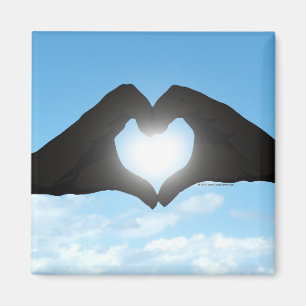 Hände in der Herz-Form-Silhouette auf blauem Magnet