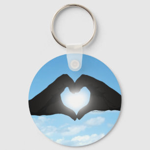 Hände in der Herz-Form-Silhouette auf blauem Schlüsselanhänger