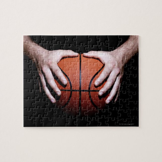 Hände mit einem Basketball (Horizontal)