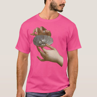 Hände mit Perlen Detail Renaissance-Ästhetik T-Shirt