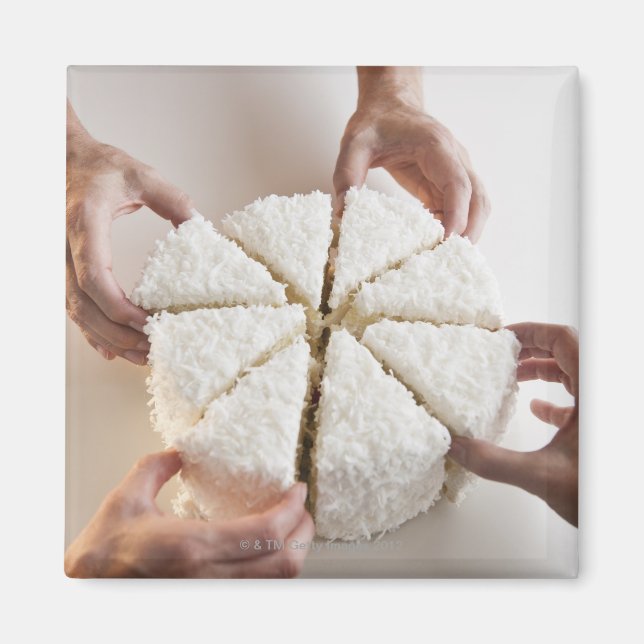 Hände ziehen Scheiben vom Kuchen Magnet (Vorne)