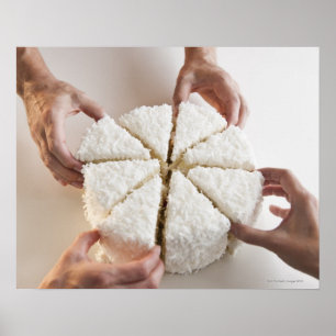 Hände ziehen Scheiben vom Kuchen Poster
