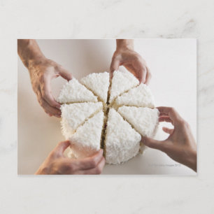 Hände ziehen Scheiben vom Kuchen Postkarte
