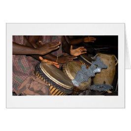 Hände zu den Trommel-Herzen zum Gott