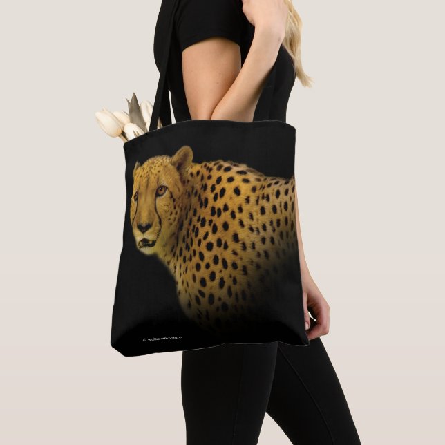 Handelsschauen mit einer prächtigen Geparden Tasche (Von Nahem)