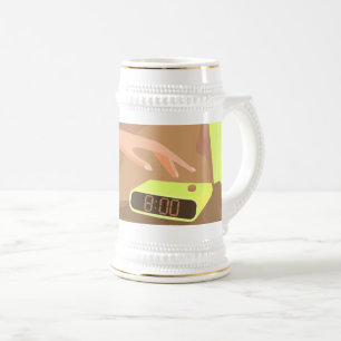 Händeschalten auf den Knopf Wecker-Schlummertaste Bierglas