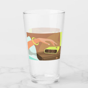 Händeschalten auf den Knopf Wecker-Schlummertaste Glas