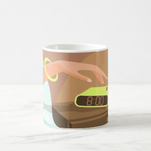 Händeschalten auf den Knopf Wecker-Schlummertaste Kaffeetasse