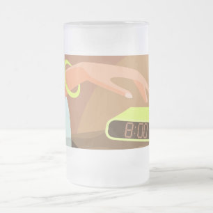 Händeschalten auf den Knopf Wecker-Schlummertaste Mattglas Bierglas
