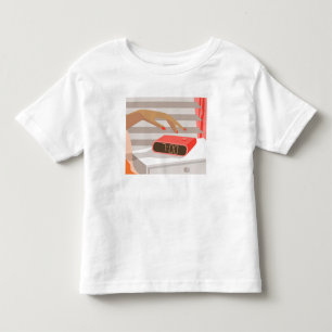 Händeschalten der Frauen auf den Knopf für den Wec Kleinkind T-shirt