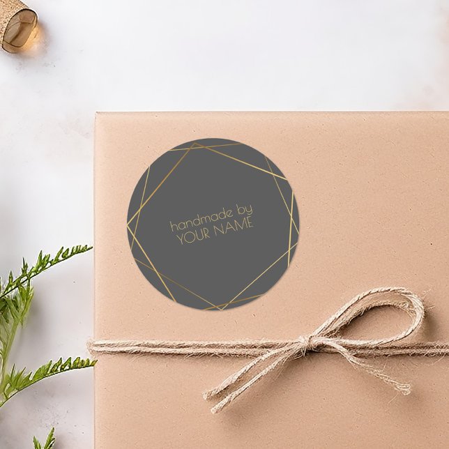 Handgefertigt mit grauem geometrischem Goldeffekt Runder Aufkleber (Handmade by grey geometric gold effect classic round sticker)