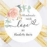 Handgefertigt mit Liebe Rose Gold Runder Aufkleber<br><div class="desc">Ein stilvoller weißer Hintergrund. Dekoriert mit grüner,  wasserfarbener Rose Gold und rot rosa Blüte,  Rose,  Eukalyptus-Blätter,  Sprigs,  Grün,  Imitate goldene Blätter. Personalisieren Sie Ihren Namen und fügen Sie ihn hinzu. Mit dem Text: Handmade mit Liebe,  von   ein kleines Herz.</div>