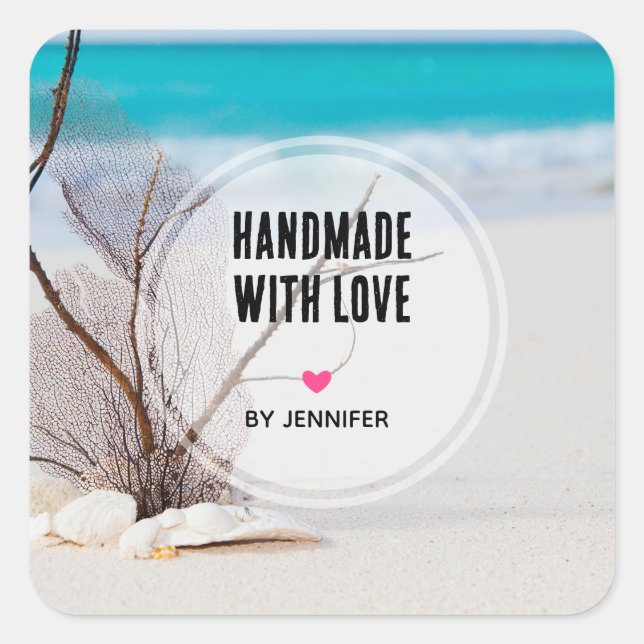 Handgefertigt mit Liebe Sandy Beach White Seashell Quadratischer Aufkleber (Vorderseite)