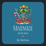 Handgefertigt mit Liebe Tropical Christmas Palm Tr Quadratischer Aufkleber<br><div class="desc">Handgefertigt mit Liebe-Aufklebern mit saisonalem Urlaubsimage. Eine tropische Palme,  die mit festlichen Lichtern dekoriert ist und auf der ein Stern steht. Ein riesiger,  rot-weißer Bonbons,  der aus dem Sand ragt. Weihnachten präsentiert sich unter dem Baum. Whimsical und lustig.</div>