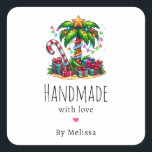 Handgefertigt mit Liebe Tropical Christmas Palm Tr Quadratischer Aufkleber<br><div class="desc">Handgefertigt mit Liebe-Aufklebern mit saisonalem Urlaubsimage. Eine tropische Palme,  die mit festlichen Lichtern dekoriert ist und auf der ein Stern steht. Ein riesiger,  rot-weißer Bonbons,  der aus dem Sand ragt. Weihnachten präsentiert sich unter dem Baum. Whimsical und lustig.</div>