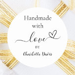 Handgefertigt mit Schwarz-weißer Liebe Runder Aufkleber<br><div class="desc">Ein stilvoller weißer Hintergrund,  schwarzer Text. Personalisieren Sie Ihren Namen und fügen Sie ihn hinzu. Mit dem Text: Handmade mit Liebe,  von   ein kleines Herz.</div>