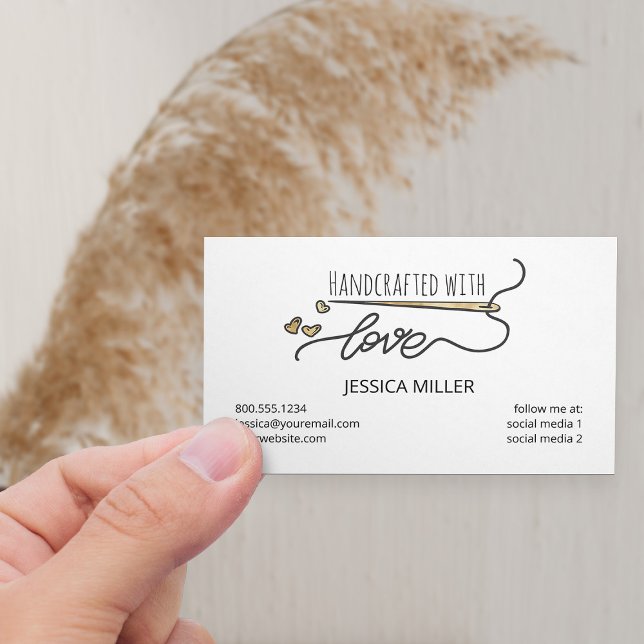Handgefertigte Gold Nähnadel weiß Visitenkarte (Horizontal Business Card with gold needle and love hearts)