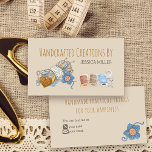 Handgefertigte Kreationen Garne Vintage Creme nähe Visitenkarte<br><div class="desc">Kundenspezifische Visitenkarten für Verkäufer handgefertigter Waren, wie z.B. Häkelchen, Nähen, Stricken .. Das Design bietet eine trendige, magere Schriftart-Typografie für die Formulierung "handgefertigte Kreationen von", die Sie bearbeiten können, wenn Sie möchten. Es hat eine landschaftliche Darstellung eines Skins aus Garn, Verzierungen, Knöpfen und Strick- und Häkelnadeln.niedliches Liebe Herz mit bestickter...</div>