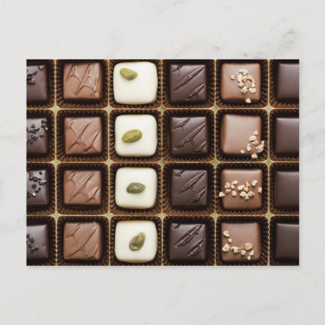 Handgefertigte Luxusschokolade in einer Schachtel Postkarte (Vorderseite)