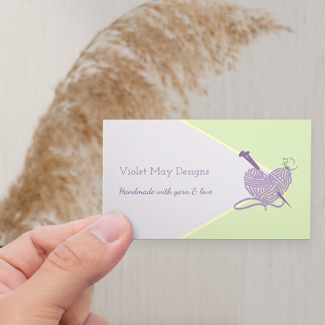 Handgefertigte Pastell-grüne Knetmaschine oder Gar Visitenkarte (Horizontal Business Card with yarn and knitting needles)