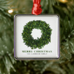 Handgemalt Boxwood Wreath Frohe Weihnachten Ornament Aus Metall<br><div class="desc">Frohe Weihnachten | Dieser anpassbare Weihnachtsschmuck verleiht Ihrem Weihnachtsbaum einen festlichen Akzent. Es verfügt über einen handbemalten Buchenholzkranz. Personalisieren Sie diese,  indem Sie Ihre Daten hinzufügen. Dieser Weihnachtsschmuck ist ein personalisiertes Geschenk. Matching-Elemente sind verfügbar.</div>