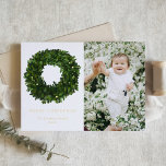 Handgemalt Boxwood Wreath Frohe Weihnachts-Foto Folien Feiertagskarte<br><div class="desc">Frohe Weihnachten! Versenden Sie mit dieser klassischen Weihnachtsfotokarte aus Gold Urlaubsgrüße an Familie und Freunde. Es verfügt über einen handbemalten Gouache Boxwood Kranz mit einfacher Typografie. Passen Sie Ihre Daten und Fotos an. Die Weihnachtskarte für den grünen Kranz gibt es auch in anderen Karotten.</div>