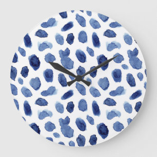 Handgemalte, blaue Aquarellsteine. Große Wanduhr