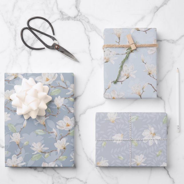 Handgemalte weiße Magnolia auf Pastellblau Geschenkpapier Set (Vorderseite)