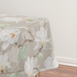 Handgemalte weiße Magnolien auf Beige Tischdecke