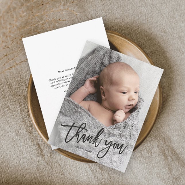 Handgeschriebenes Foto Baby Danke Karte (Simple photo baby thank you card with modern handwritten script typography overlay.)