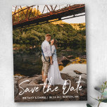 Handgeschriebenes Script Couple-Foto Save the Date Postkarte<br><div class="desc">Modernes,  handgeschriebenes Skript Save the Date Verlobung Ankündigung Foto Postkarte</div>