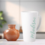 Handgeschriebenes Skript für "Chic Seafoam Green N Milchtasse<br><div class="desc">Eine schicke Meeresfrüchte-grün personalisierte Monogramm Latte-Tasse für ein Mädchen oder Typ,  die einfache,  handgeschriebene Geschenke Liebe. Schönes kursives Drehbuch an der Seite Ihrer Flasche,  das Ihren Namen in eleganter Typografie ausdrückt.</div>