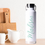 Handgeschriebenes Skript für "Chic Seafoam Green N Trinkflasche<br><div class="desc">Eine schicke,  seafoam grüne personalisierte Monogramm-Wasserflasche für ein Mädchen oder einen Typ,  das einfache,  handgeschriebene Geschenke Liebe. Schönes kursives Skript an der Seite Ihrer Flasche,  das Ihren Namen ausdrückt.</div>