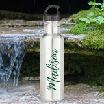 Handgeschriebenes Skript für den Hunter von grünen Edelstahlflasche<br><div class="desc">Eine kühne Jägergrüne personalisierte Edelstahlflasche für ein Mädchen oder einen Typ,  das einfache,  handgeschriebene Geschenke Liebe. Schönes kursives Skript an der Seite Ihrer Flasche,  das Ihren Namen ausdrückt.</div>