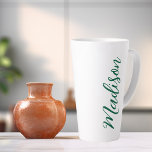 Handgeschriebenes Skript für den Hunter von grünen Milchtasse<br><div class="desc">Eine fette Jägergrün personalisierte Monogramm Latte-Tasse für ein Mädchen oder einen Typ,  die einfache,  handgeschriebene Geschenke Liebe. Schönes kursives Skript an der Seite Ihrer Flasche,  das Ihren Namen ausdrückt.</div>