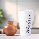 Handgeschriebenes Skript für Navy Blue Name Milchtasse<br><div class="desc">Eine trendige marineblaue personalisierte Monogramm Latte Tasse für ein Mädchen oder einen Typ,  das einfache,  handgeschriebene Geschenke Liebe. Schönes kursives Drehbuch auf der Flaschenseite,  das Ihren Namen in cooler Typografie ausdrückt.</div>