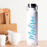 Handgeschriebenes Skript mit hellen blauen Namen Trinkflasche<br><div class="desc">Eine wunderschöne,  hellblaue personalisierte Monogramm-Wasserflasche für ein Mädchen oder einen Typ,  das einfache,  handgeschriebene Geschenke Liebe. Schönes kursives Skript an der Seite Ihrer Flasche,  das Ihren Namen ausdrückt.</div>