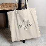 Handgeschriebenes Skript Modern Monogram Name Tragetasche<br><div class="desc">Einfache,  stilvolle und trendige Tasche in einem modernen,  handgeschriebenen Schriftart in einem skandinavischen "scandi" minimalistischen Design Stil. Dieses Produkt kann leicht mit Ihrem Namen oder dem Namen eines geliebten Menschen personalisiert werden,  um das perfekte Geschenk für einen Geburtstag zu machen,  wenn Party,  Hochzeit,  Weihnachten und vieles mehr!</div>