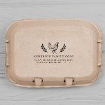 Handgetragener Vintager Eierkarton Permastempel<br><div class="desc">Eine Briefmarke im Vintagen Stil mit einem handgezeichnet Huhn, zwei botanischen Zweigen, einem Familiencoop in klassischer Typografie und einem individuellen Slogan unten. Die Vorlage lautet "Täglich frische Eier aus freier Wildbahn" und "Hand gesammelt" mit Platz für das Schreiben des Datums. Klicken Sie auf "Diese Vorlage personalisieren", um den Text zu...</div>
