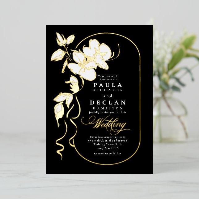 Handgezeichnet Blume Elegante Schwarze Hochzeit Folieneinladung (Stehend vorne)
